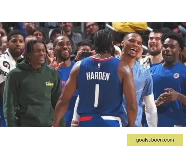 快船连胜五场双杀雄鹿小卡连续51场得分上二十大洛迎盖帽里程碑获致敬